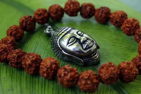 Medalhão Prata Buda Contas Oração Mala Uma Licença Verde Kep — Fotografia de Stock