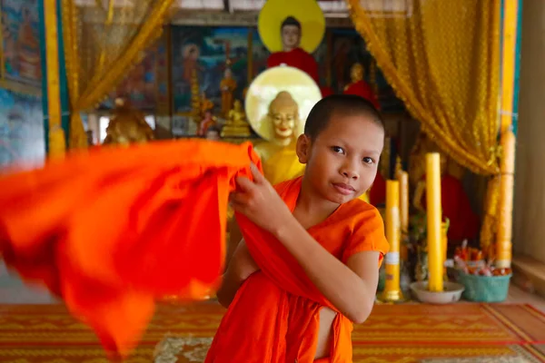 Giovane Monaco Che Indossa Kasaya Una Pagoda Buddista Kep Cambogia — Foto Stock