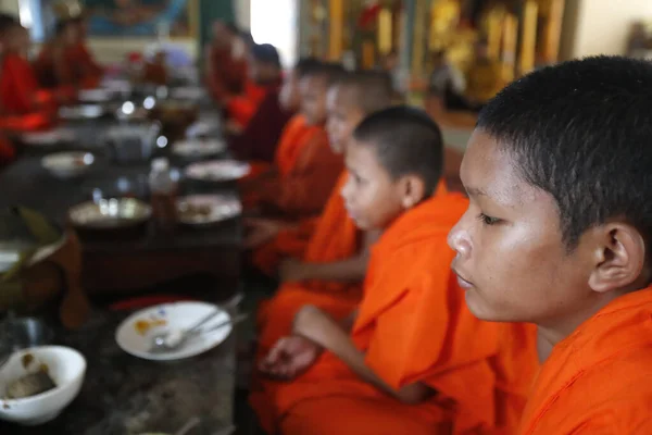 Giovani Monaci Pranzo Tempio Buddista Kep Cambogia — Foto Stock