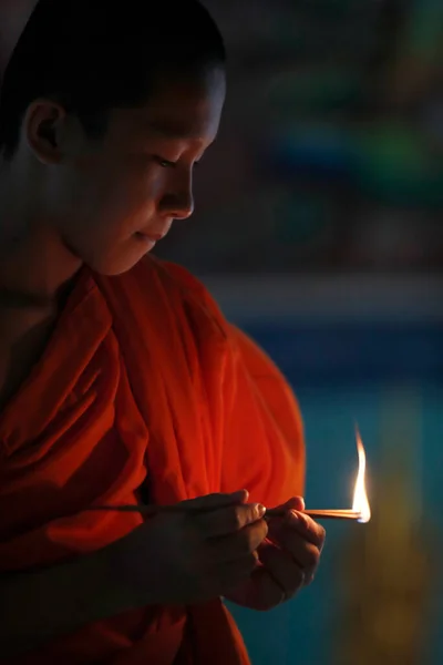 若い僧が仏塔で笠屋をかぶっている 待って カンボジア — ストック写真