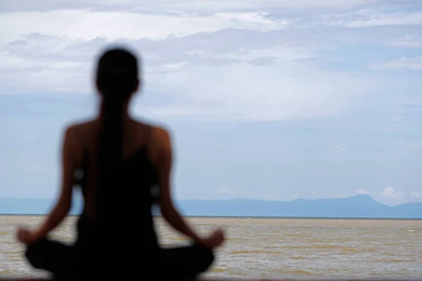 Силуэт Женщины Медитирующей Позе Йоги Лотоса Перед Морем Кеп Камбоджа — стоковое фото