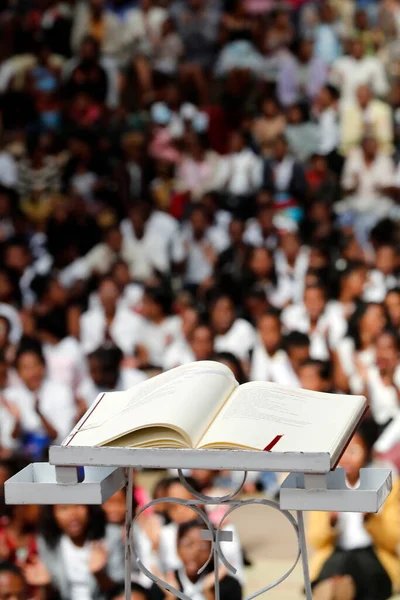 周日天主教弥撒与Akamasoa社区的好朋友 大众书籍 塔那那利佛马达加斯加 — 图库照片