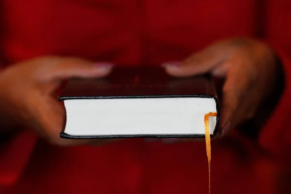Afrikansk Kvinna Läser Bibeln Madagaskar — Stockfoto