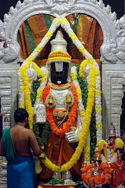 印度教庙宇和巴图洞穴神龛 印度教牧师做Puja崇拜 Perumal Hindu God Especially Tamils Tamil Nadu 吉隆坡 — 图库照片