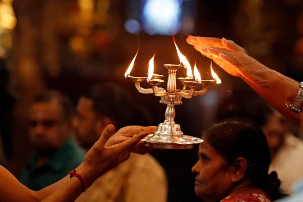 裁判所ヒルGanesh寺 ヒンズー教の聖職者が礼拝を行う 神聖な炎を取る クアラルンプール マレーシア — ストック写真