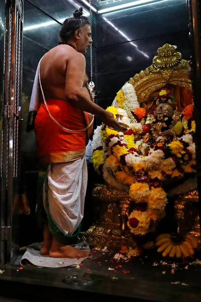 Храм Корт Хилл Ганеш Индуистский Священник Поклоняющийся Пудже Куала Лумпур — стоковое фото