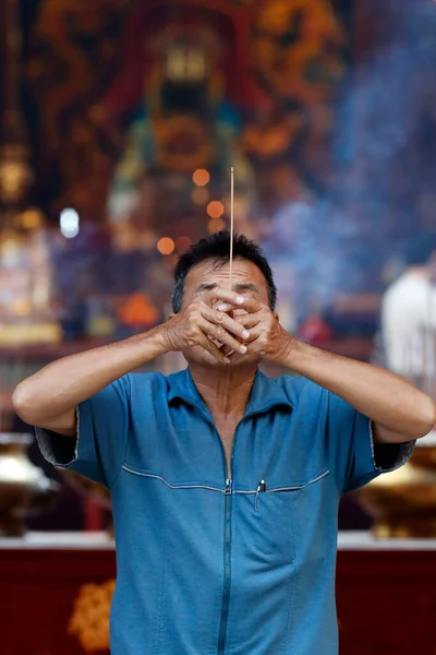 関ディ中国の道教の寺院 中国の男は香を燃焼し 豊かな未来に祈る クアラルンプール マレーシア — ストック写真
