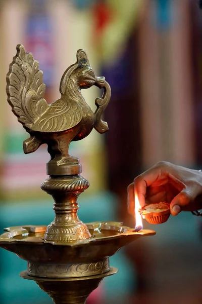 スリマハマリーマン ヒンドゥー寺院 孔雀真鍮オイルウィックディヤやオイルランプ 光のディワリ祭りのための女性照明油ランプ クアラルンプール マレーシア — ストック写真