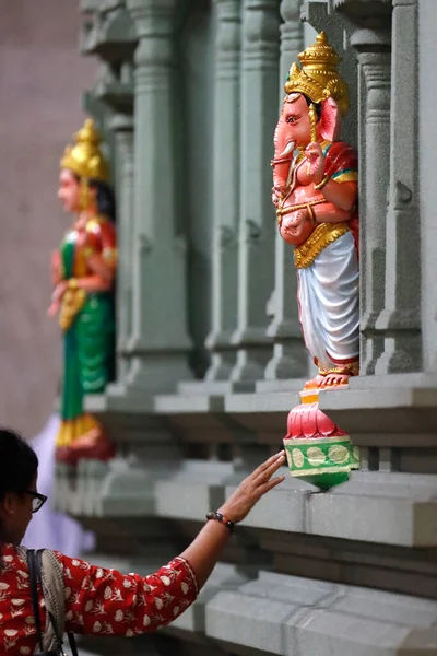 Temple Hindou Sri Mahamariamman Femme Priant Pour Statue Divinité Hindoue — Photo