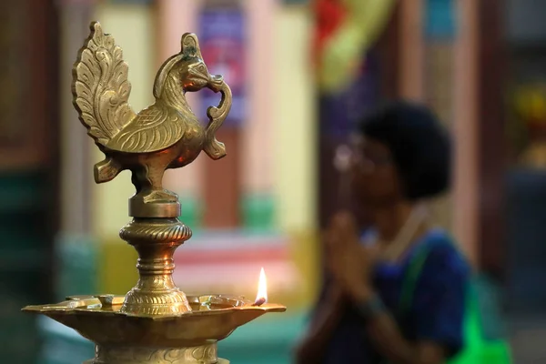 Templo Hindú Sri Mahamariamman Peacock Brass Oil Wick Diya Lámpara —  Fotos de Stock