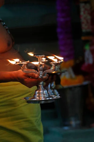 スリマハマリーマン ヒンドゥー寺院 ヒンズー教の聖職者が礼拝を行う 神聖な炎を取る クアラルンプール マレーシア — ストック写真