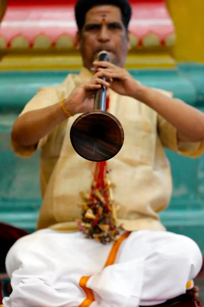 スリマハマリーマン ヒンドゥー寺院 インドの伝統的な管楽器であるナダスワームを演奏する音楽家 クアラルンプール マレーシア — ストック写真