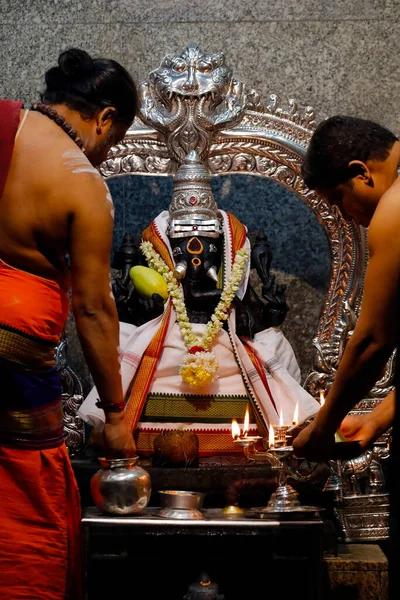 斯里兰卡Mahamariamman印度教寺庙印度教牧师做普伽崇拜 吉隆坡 马来西亚 — 图库照片