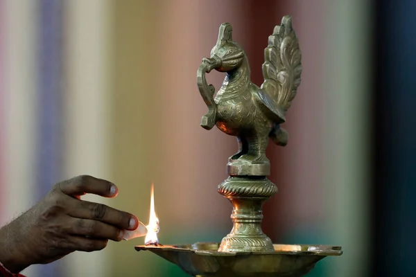 スリマハマリーマン ヒンドゥー寺院 孔雀真鍮オイルウィックディヤやオイルランプ 光のディワリ祭りのための男照明油ランプ クアラルンプール マレーシア — ストック写真