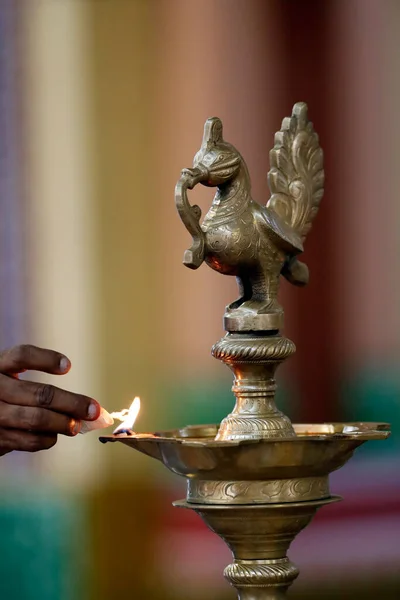 スリマハマリーマン ヒンドゥー寺院 孔雀真鍮オイルウィックディヤやオイルランプ 光のディワリ祭りのための男照明油ランプ クアラルンプール マレーシア — ストック写真