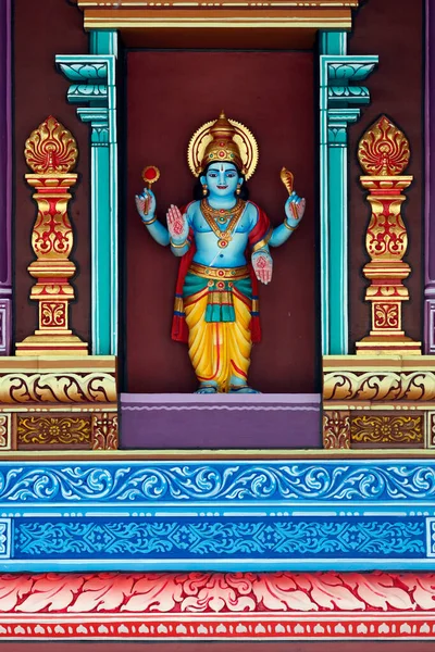ヒンドゥ教寺院とバトゥ洞窟の神社 Maha Vishnu Hindu神は宇宙の絶対的な保護者として知られています クアラルンプール マレーシア — ストック写真