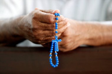 Evangelist Aziz John Katedrali. Tespih çeken adam. Ellerinizi kapatın. Kuala Lumpur. Malezya. 