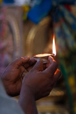 Sri Mahamariamman Hindu Tapınağı. Diwali Işık Festivali sırasında elinde lamba tutan kadın. Kuala Lumpur. Malezya. 