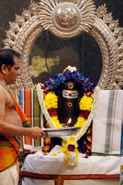 Hindu tapınağı ve Batu Mağaraları türbesi. Hindu rahip puja tapınıyor. Shiva lingam. Kuala Lumpur. Malezya. 