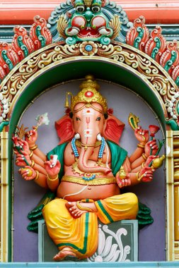 Hindu tapınağı ve Batu Mağaraları türbesi. Ganesha ya da Ganapati: Hindu tanrısına giden fil. Kuala Lumpur. Malezya. 