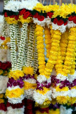 Court Hill Ganesh Tapınağı. Çiçekler, Hindu Tanrıları 'na sunulmak üzere sokaklarda satıcılar tarafından satılır. Kuala Lumpur. Malezya. 