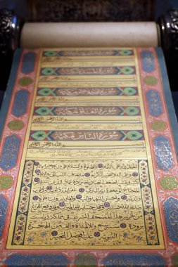 İslam Sanatları Müzesi. Khanzade İmad Al Din Salim tarafından imzalanmış Kur 'an parşömeni. Kuzey Hindistan. MS 1889 'da. Kuala Lumpur. Malezya. 
