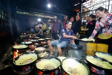 Adam Ban Xeo pişiriyor (Vietnam çöreği). Huynh Quang Budist tapınağı. Chau Doc. Vietnam. 