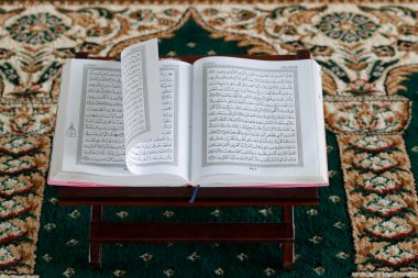 Mescidi Ar-Rohmah camii. Tahta tezgahta Kur 'an açın. Chau Doc. Vietnam. 