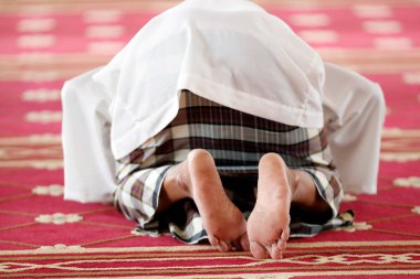 Mescidi Ar-Rohmah camii. Müslüman dua ediyor. Chau Doc. Vietnam. 