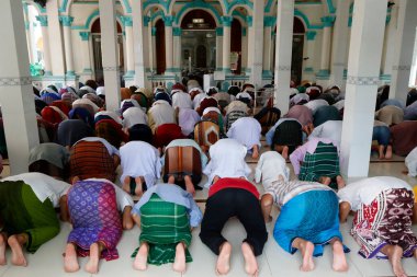 Mescid Nia 'mah camii. Cuma namazında / duasında müslümanlar. Chau Doc. Vietnam. 