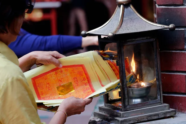 Templo Taoísta Chino Guan Mujer Quemando Ofrendas Papel Josh Horno —  Fotos de Stock