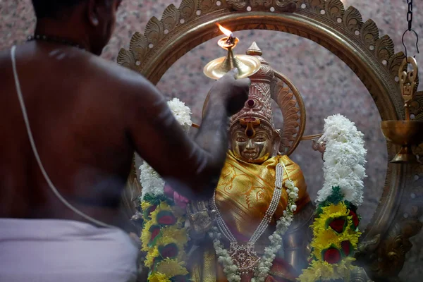 Храм Шри Махамариаммана Индуистский Священник Поклоняющийся Пудже Дурга Индуистская Богиня — стоковое фото