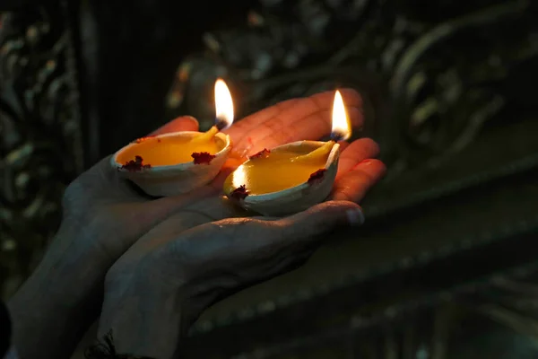 Sri Mahamariamman Hindutemppeli Nainen Jolla Öljylamppu Diwalin Valon Festivaalin Aikana — kuvapankkivalokuva