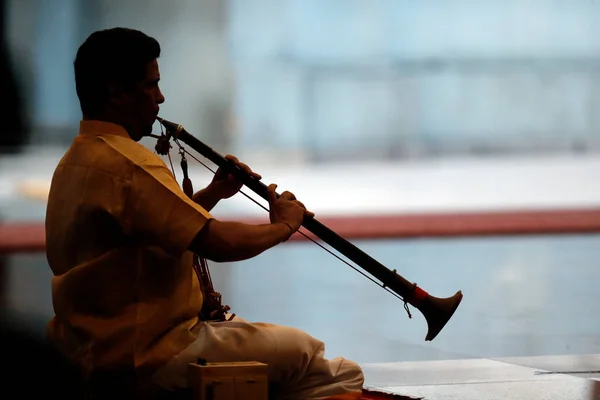 スリマハマリーマン ヒンドゥー寺院 インドの伝統的な管楽器であるナダスワームを演奏する音楽家 クアラルンプール マレーシア — ストック写真