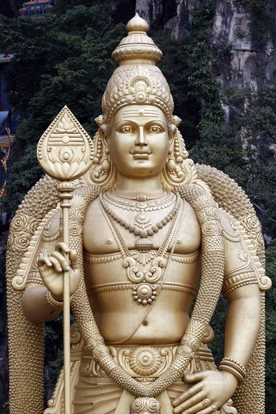 ムランガン 戦争のヒンズー教の神 ヒンドゥ教寺院とバトゥ洞窟の神社 ムルガンの巨大な像の入り口 クアラルンプール マレーシア — ストック写真