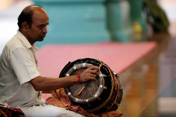 Sri Mahamariamman Hindoe Tempel Muzikant Speelt Thavil Een Traditionele Indiase — Stockfoto