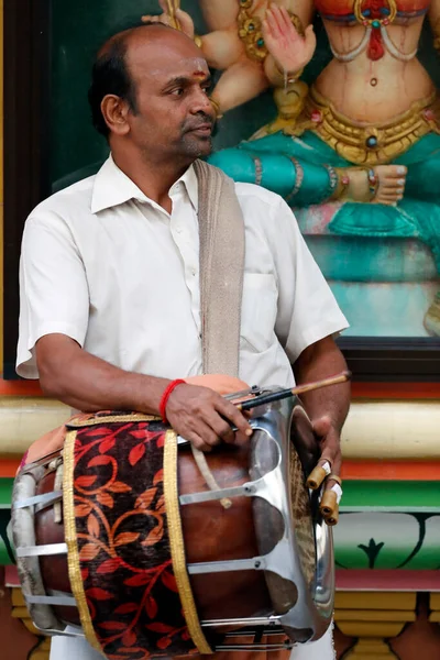 Templo Hindú Sri Mahamariamman Músico Tocando Thavil Tambor Indio Tradicional —  Fotos de Stock