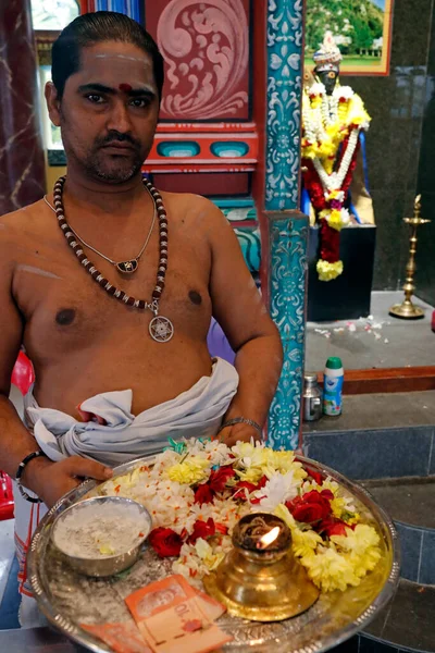 ヒンドゥ教寺院とバトゥ洞窟の神社 ヒンズー教の司祭とトレイの提供と寄付 クアラルンプール マレーシア — ストック写真