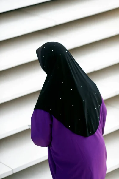 Mezquita Nacional Masjid Negara Mujer Musulmana Con Hiyab Kuala Lumpur — Foto de Stock