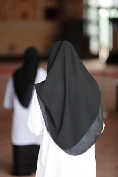 普特拉清真寺或马吉德普特拉 戴头巾的穆斯林妇女 普特拉贾亚马来西亚 — 图库照片