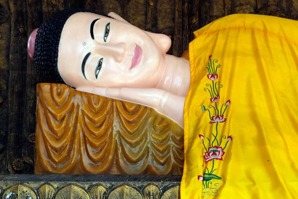 Tempio Buddista Huynh Quang Buddha Sdraiato Chau Doc Vietnam — Foto Stock