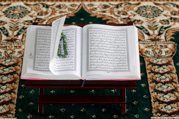 Masjid Rohmah Moskén Öppna Quran Och Muslimska Bönepärlor Trästativ Chau — Stockfoto