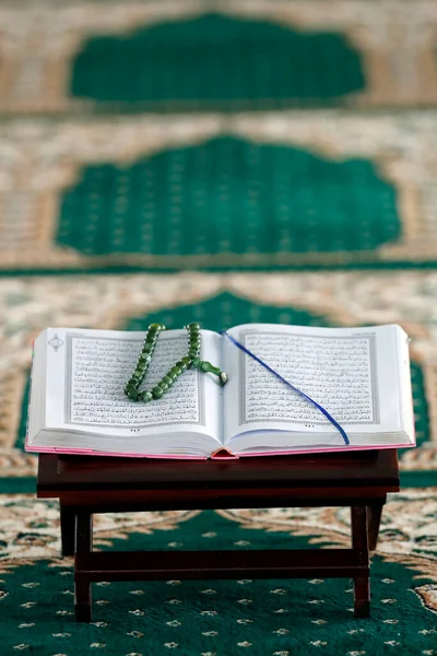 Masjid Rohmah Mosque Open Quran Muslim Prayer Beads Wood Stand — Stock Photo, Image