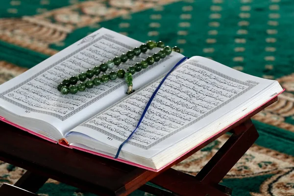 Moschea Masjid Rohmah Aprite Corano Perline Preghiera Musulmane Uno Stand — Foto Stock