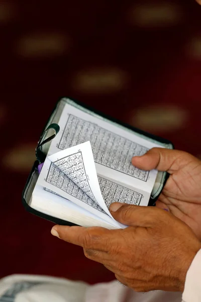 Masjid Rohmah Mosque Muslim Man Reading Arabic Holy Quran Koran — Stock Photo, Image