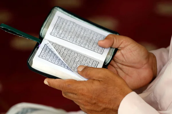 Masjid Rohmah Masjid Muslim Membaca Quran Dalam Bahasa Arab Chau — Stok Foto