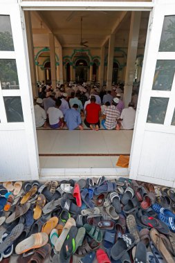 Mescid Nia 'mah camii. Cuma namazında / duasında müslümanlar. Chau Doc. Vietnam. 