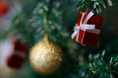 Süslemeli yapay Noel ağacı. Noel kutlaması. 