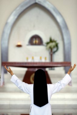 Katolik kilisesi. Dominikli rahibe dua ediyor. Vietnam. 