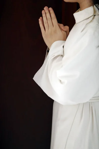 Καθολική Εκκλησία Κυριακάτικη Λειτουργία Κορίτσι Βωμός Προσεύχεται Τσι Μινχ Βιετνάμ — Φωτογραφία Αρχείου